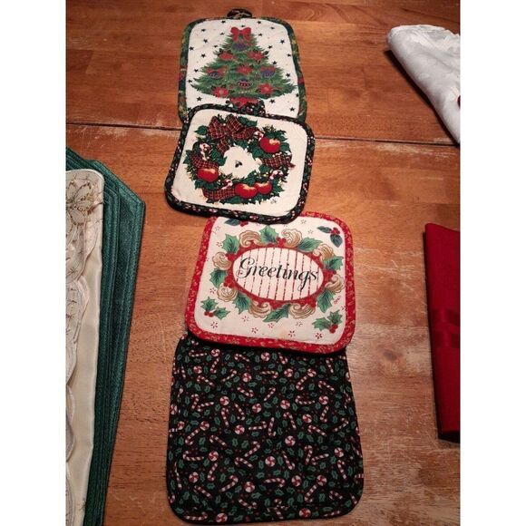 Vintage Christmas Linens Lot Table Runner Napkin Placemat 24 Pieces - Picture 9 of 13